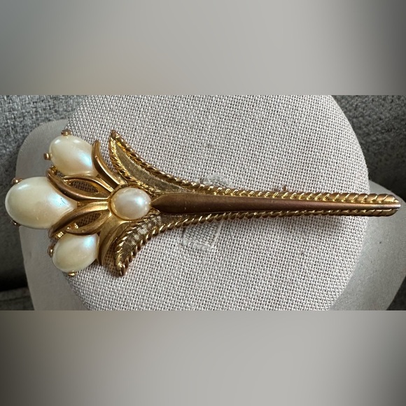 Park Lane Jewelry - Park Lane Long Faux Oval Pearl Gold Tone Vintage Flower Bouquet Brooch